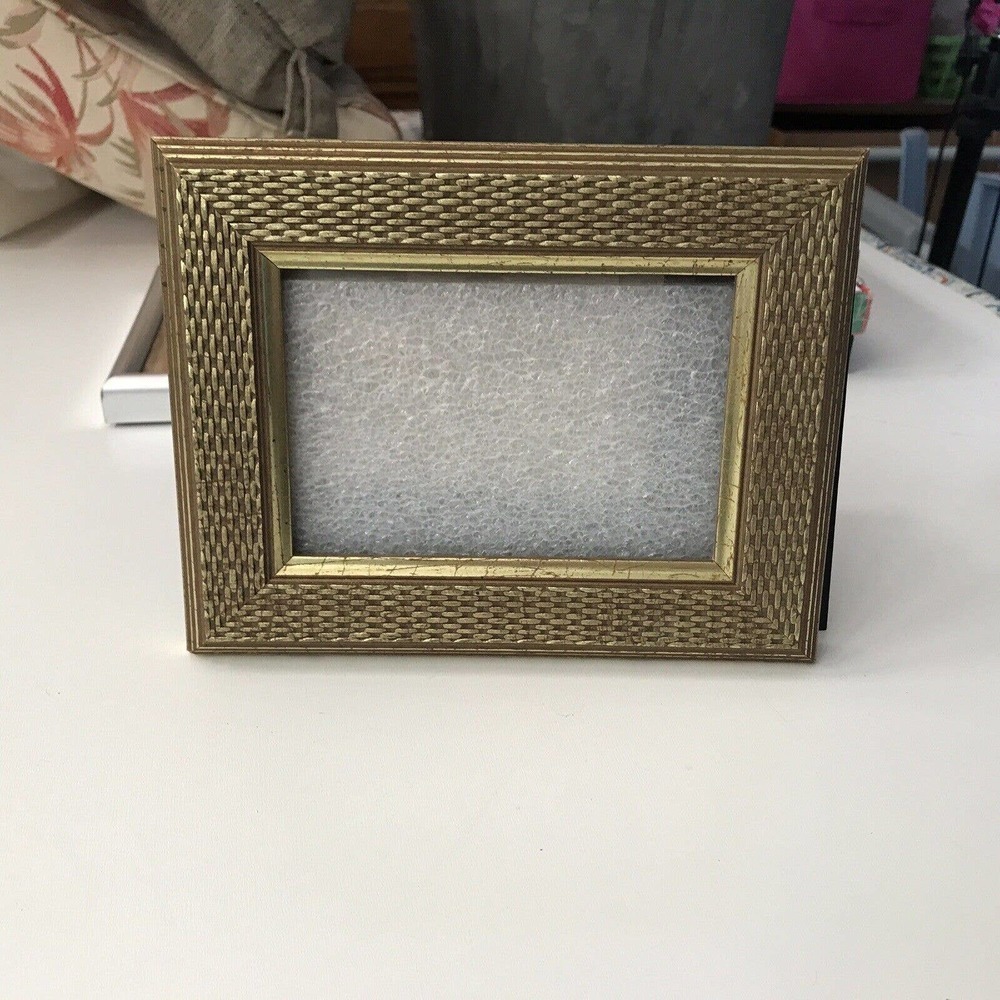 Unbranded photo frame woven wood look gold tone 5” x 7” pre-owned